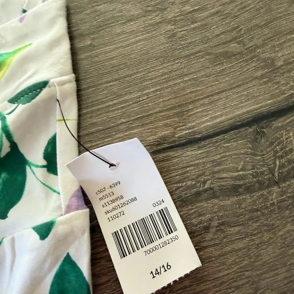 Lane Bryant Short Sleeve V-Neck Top size 14/16 - Picture 4 of 6